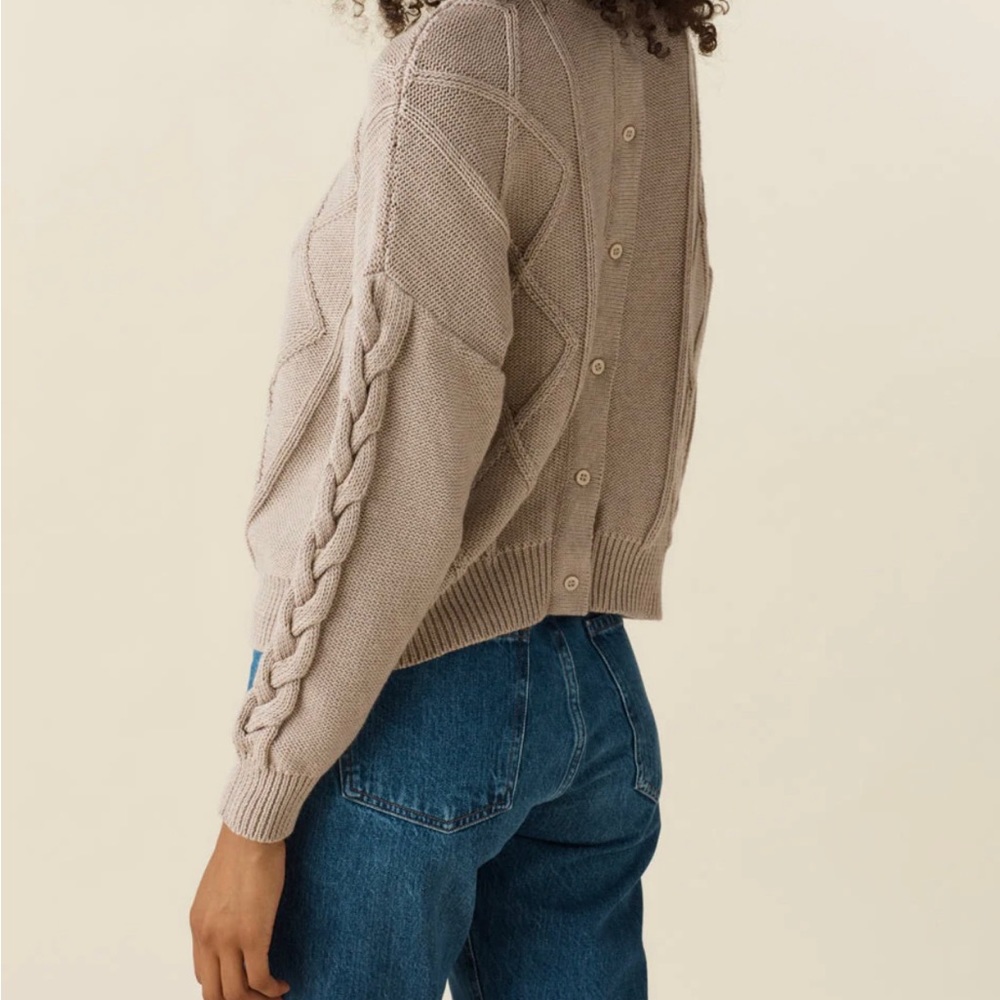 Vetta Capsule Collection. Cable Knit Sweater. Oat Heather